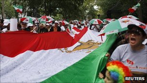 Iranian protesters with pre-1979 flag outside UN headquarters in New York